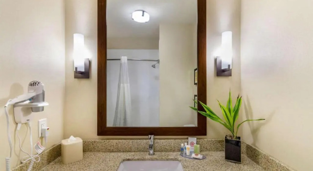 Люкс Superior Comfort Inn & Suites Salina North