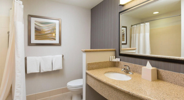 Четырёхместный номер Standard Courtyard by Marriott Ontario Rancho Cucamonga