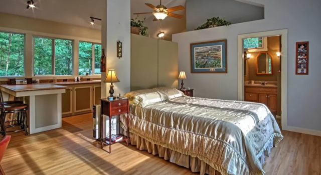Harbert Cottage w/ Fire Pit: Half Mile to Beach!, Book Feriehus Shorewood-Tower Hills-Harbert USA