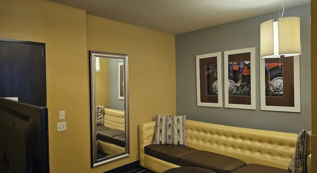 Четырёхместный люкс Holiday Inn Express & Suites Perry-National Fairground Area by IHG