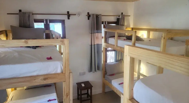 Кровать в общем номере Lost Soles Lodge