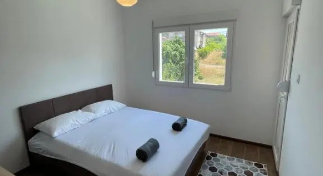 Entire 1-bedroom apartment with free parking