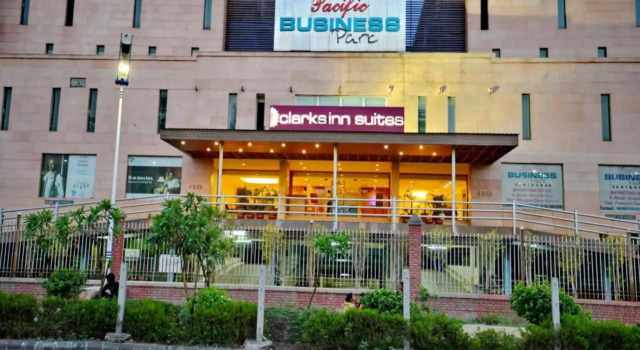 Clarks Inn Suites Delhi/NCR, Забронировать Отель Бизнес-отели Газиабад, 4* 5*