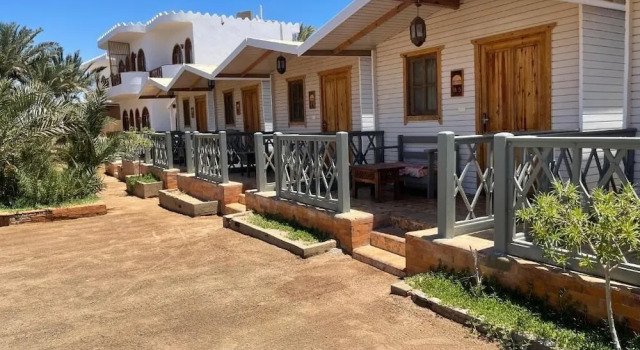 Трёхместное бунгало с балконом и с видом на сад Shams Hotel & Dive Centre