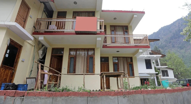 OYO 14187 Home River View Studio Shanag Road, Забронировать Отель Отели Манали с парковкой, Парковка