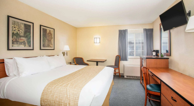 Travelodge by Wyndham Colorado Springs Airport - Peterson SFB, Book Hotel Colorado Springs Colorado