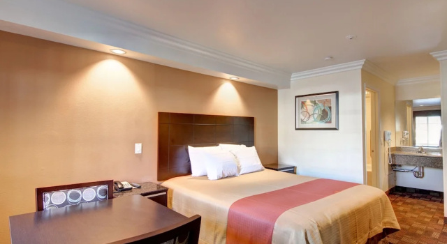 Номер Standard Ontario Inn & Suites