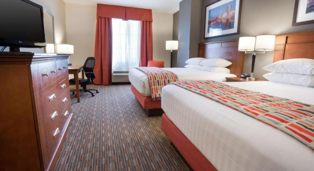 Четырёхместный номер Superior Drury Inn & Suites Columbus Grove City