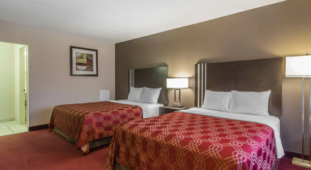 Четырёхместный номер Standard Econo Lodge Inn & Suites