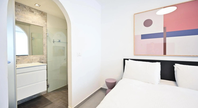 Designed 3BR in Frishman 15 by HolyGuest, Забронировать Отель Тель-Авив Тель-Авивский округ, рядом с Площадь Рабина