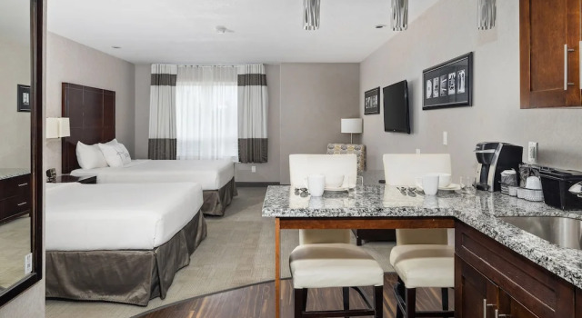 Четырёхместный номер Deluxe Home Inn & Suites Yorkton