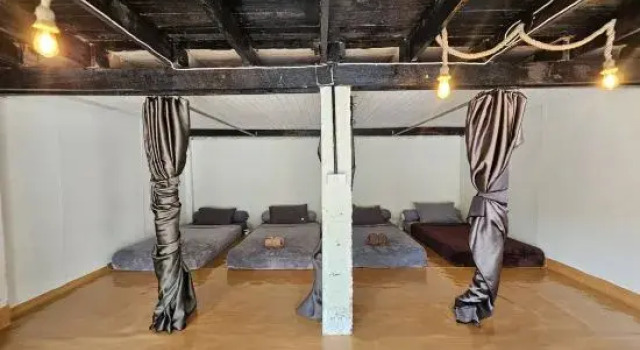 Кровать в общем номере Nahm Khao Sok Hostel and Camping
