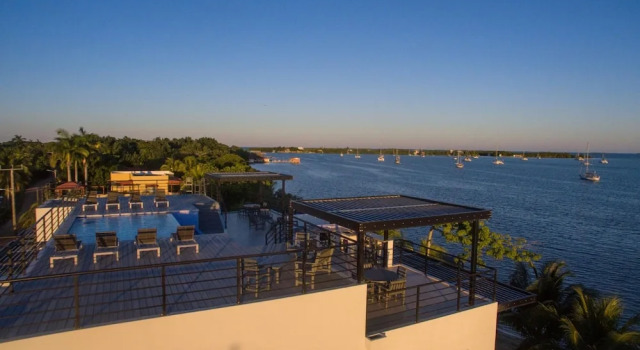 Апартаменты Sunset Gecko - Beachfront Condo Complex In Placencia Village