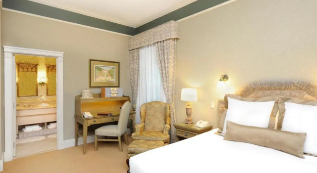 Люкс Old Mill Toronto Hotel