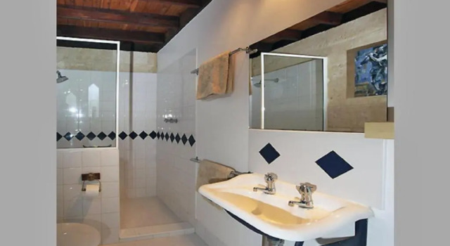 Коттедж c 1 комнатой Art on Attfield - cute heritage 1 bedroom stone cottage