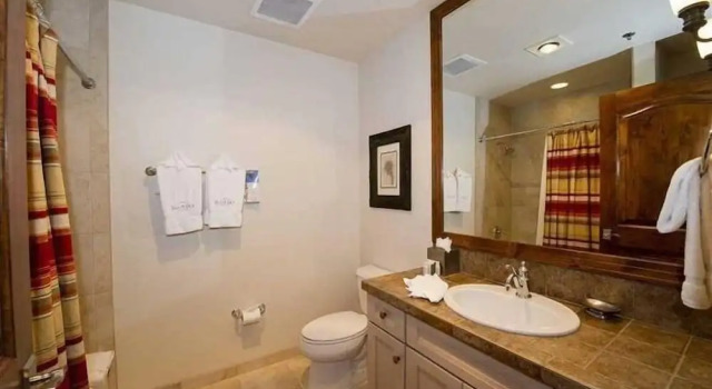 Номер Standard Luxury 1 Bedroom Ski in, Ski Out Mountain Vacation Rental Just Steps from the Snowflake Ski Lift in Breckenridge