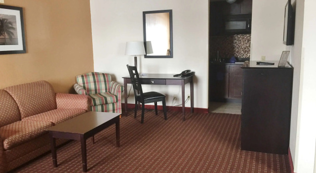 Четырёхместный люкс с 2 комнатами Americas Best Value Inn Romulus/Detroit Airport