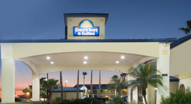 Кровать в общем номере Days Inn & Suites by Wyndham Winnie