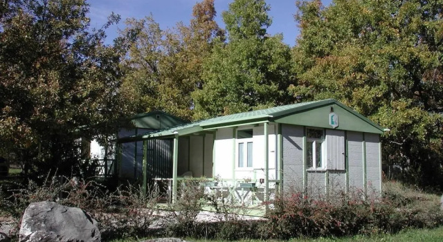 2 makuuhuonetta Chalet Camping les Bonnets