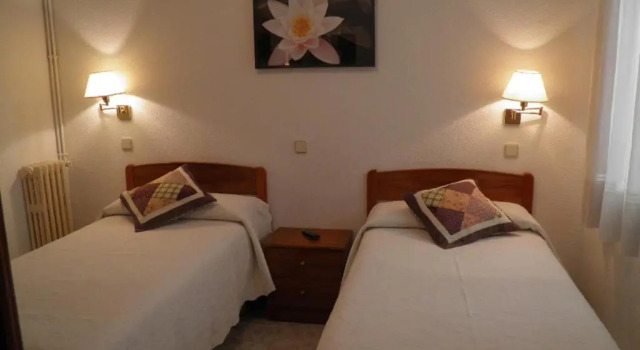 Hostal Angelines, Забронировать Отель Шамбери Мадрид, рядом с Университетская больница Фонда Хименеса Диаса
