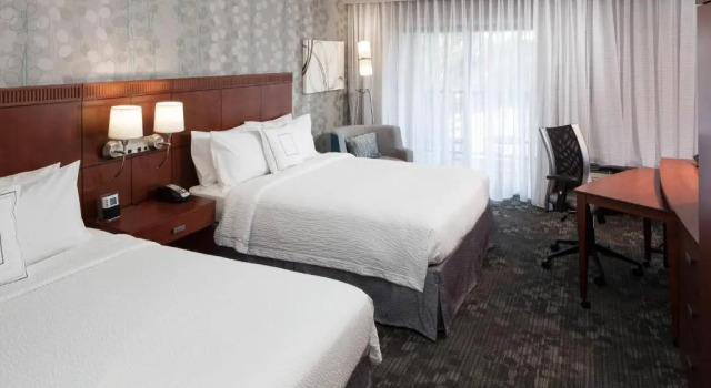 Четырёхместный номер Standard Courtyard by Marriott Miami at Dolphin Mall