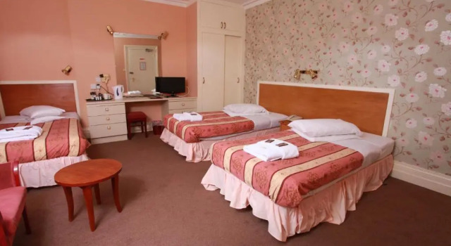 Трёхместный номер Standard Russell Hotel