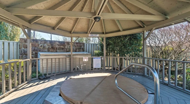 Апартаменты с 2 комнатами с балконом Balcony, Pool & Hot Tub: Cozy Condo in Arkansas!