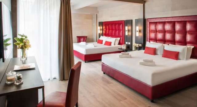 Четырёхместный номер Superior с балконом Spice Hotel Milano