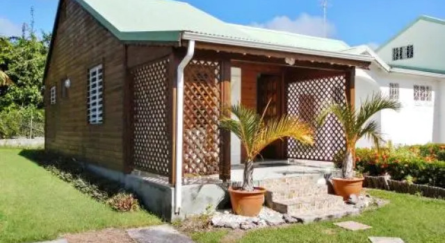 Holiday Home Chemin Rural La Coulée, Rezervasyon Otel La Coulée Grande-Terre