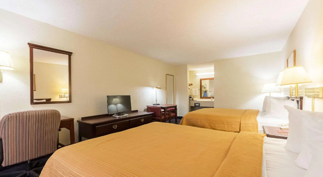Четырёхместный номер Standard Econo Lodge Inn & Suites