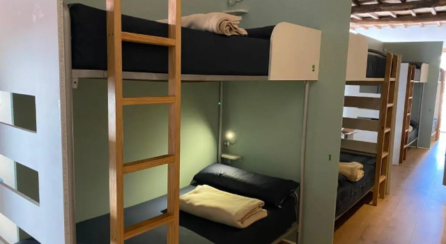 Кровать в общем номере Albergue O Santo
