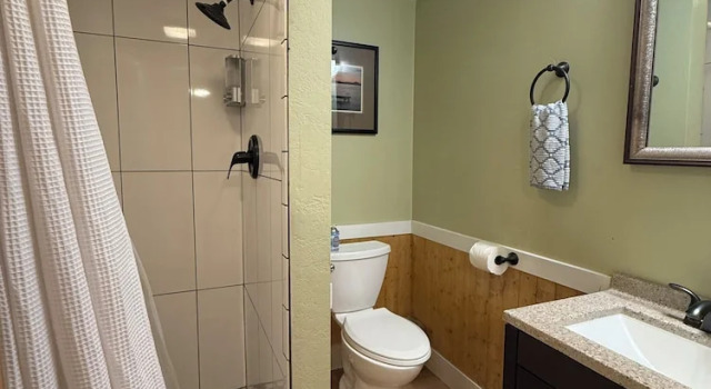 Номер Classic This Old Frat House Bed & Breakfast