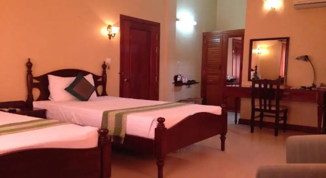 Четырёхместный номер Superior с балконом и с видом на внутренний двор Milan Hotel & Restaurant