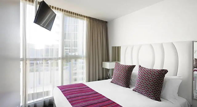 Четырёхместный люкс с 2 комнатами The Sebel Melbourne Docklands Hotel