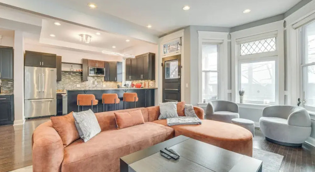 Spacious Condo w/ Deck ~ 3 Mi to Downtown Chicago!, Забронировать Апартаменты/квартира Апартаменты Чикаго, рядом с John H Stroger Jr Hospital, Апартаменты/квартира
