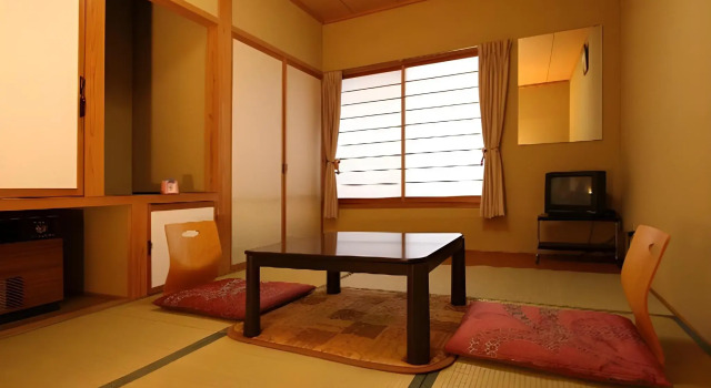 Kusatsu-Onsen Pension Mitomo, Забронировать Отель Отели Кусацу с парковкой, рядом с Лыжный курорт Кусацу Онсэн, Парковка