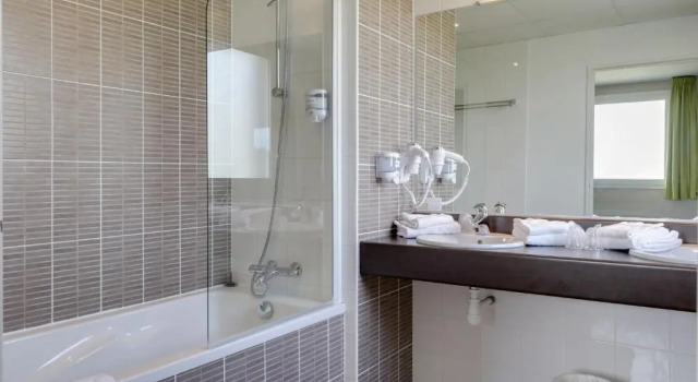 Номер Comfort Brit Hotel Saint-Méen-le-Grand en Brocéliande