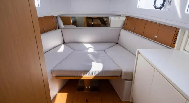 Yaloou Exclusive Yachting & More BLUEGAME 42