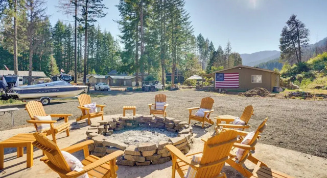 Lovely Detroit Home w/ Deck - Walk to Town!, Réserver Hôtel Detroit Oregon