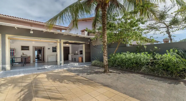 6BR Beachfront Home in Bombinhas Abm0101, Забронировать Апартаменты/квартира Бомбиньяс Санта-Катарина