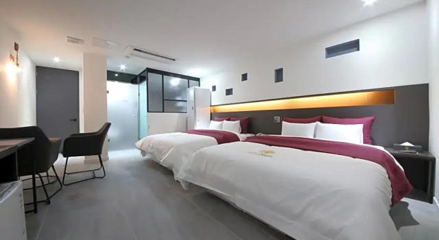 Четырёхместный номер Deluxe 2Night Business Hotel