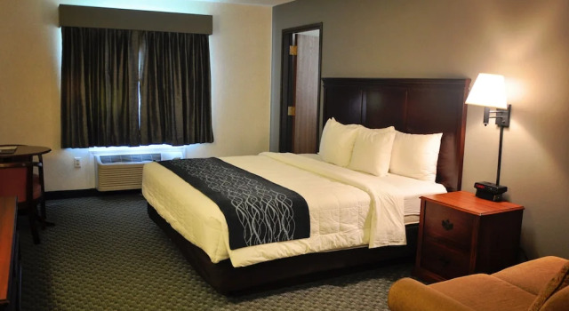 Двухместный люкс с 2 комнатами Dunes Express Inn and Suites