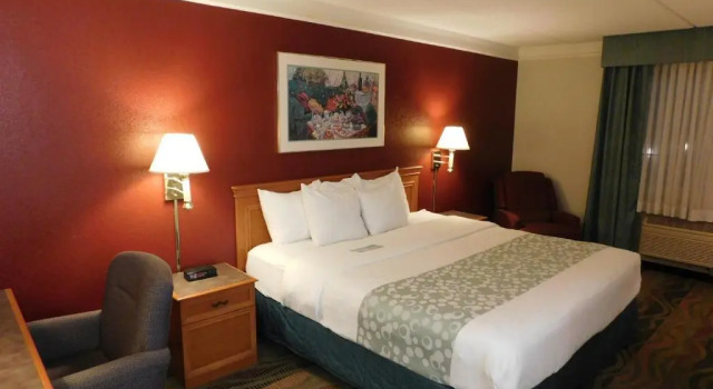 Номер Standard Days Inn & Suites by Wyndham Arlington Heights