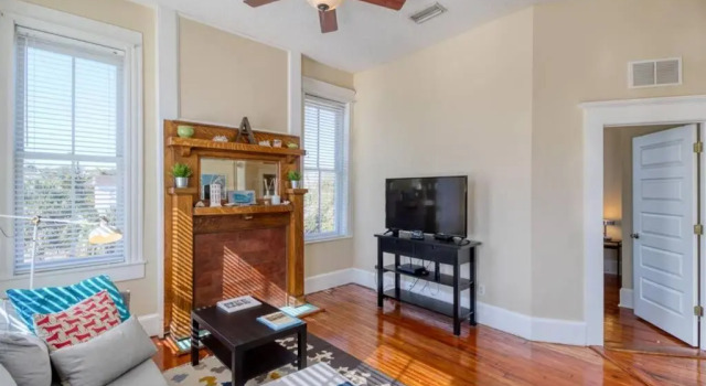 Open & Bright - 5 min drive to TIAA Bank field, Rezerwuj Hotel Jacksonville Floryda, w pobliżu Springfield Park