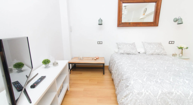 Charming Studio Refino, Забронировать Отель Малага - центр Малага, рядом с Музей Кармен Тиссен