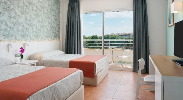 Двухместный номер Economy с балконом Ponient Pirámide Salou by PortAventura World - Available rates with tickets to PortAventura Park & Ferrari Land