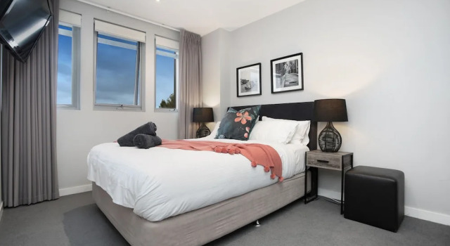 Essendon Sub-Penthouse on Napier, Book Apartment Melbourne 