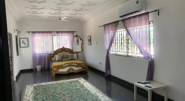 Коттедж Striking 4-bed Gated House in Awoshie