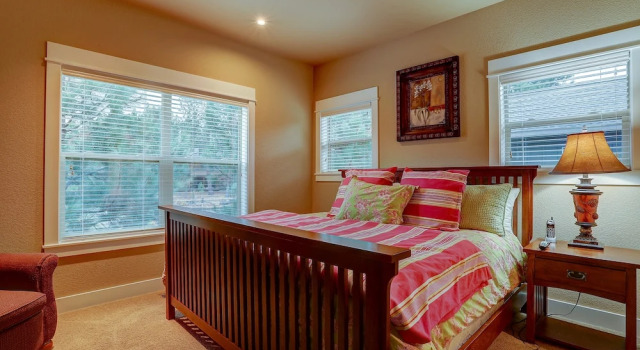 Big Pine Home with Hot Tub Close to Deschutes River Trail by RedAwning, Book Hotel 3-stjernede hoteller i Bend, 3*