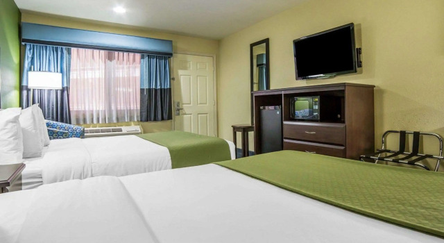 Четырёхместный номер Standard Quality Inn Needles